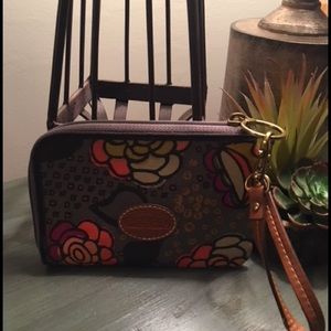 Fossil card and cash clutch